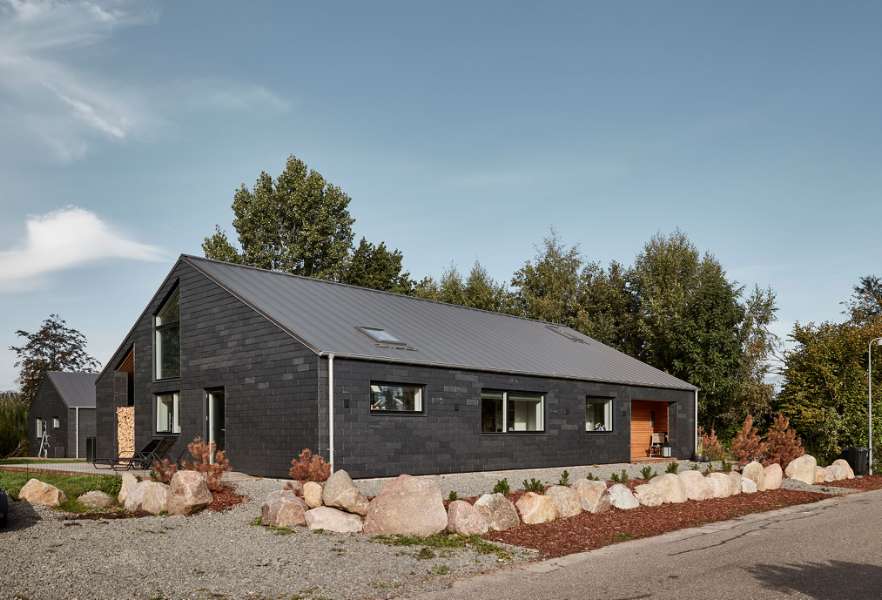 Schiefer, Holz und Stahlprofile in eleganter Symmetrie, Mågevej 11, 4040 Jyllinge, Dänemark